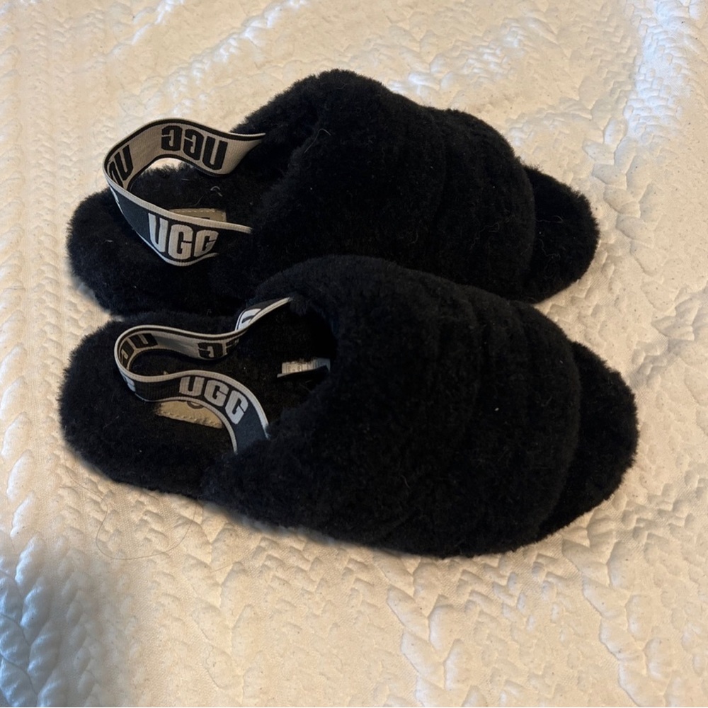 Black slippers Uggs size 8 women’s